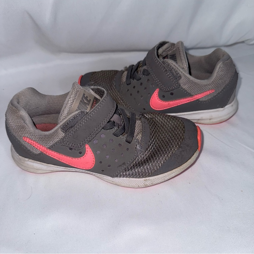 Nike Kids Sneakers in Gray and Pink